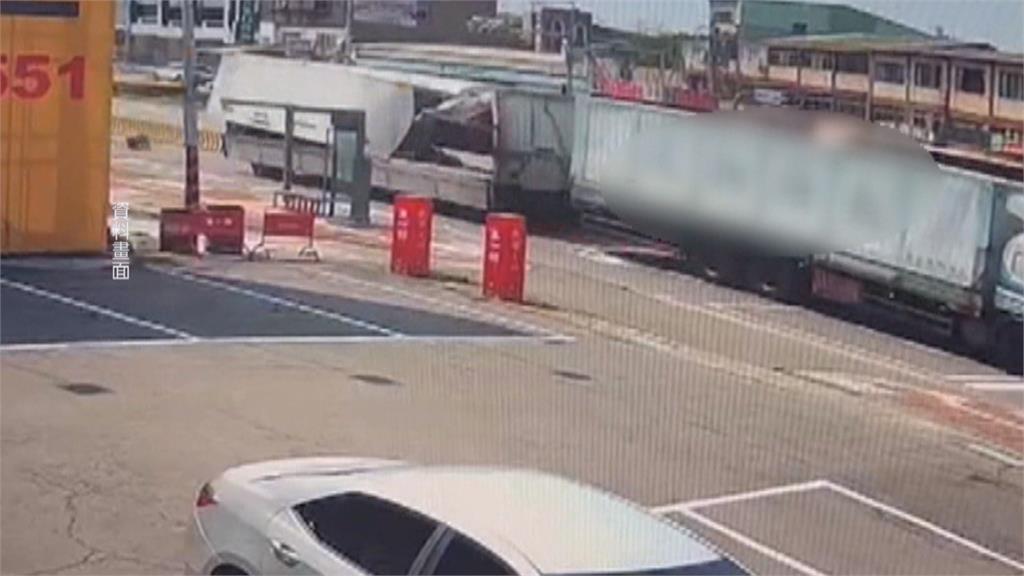 沙鹿向上路"長下坡"再傳車禍! 砂石車翻覆波及4車