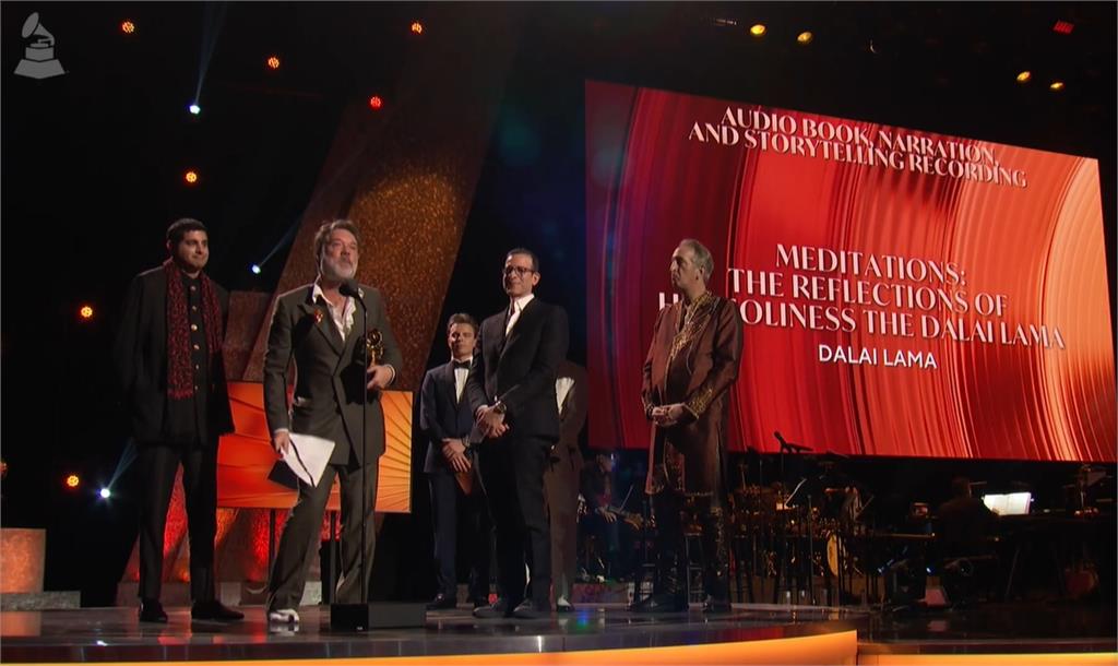 90歲達賴喇嘛首獲「葛萊美獎」!代領人幽默開場1句話笑翻全場