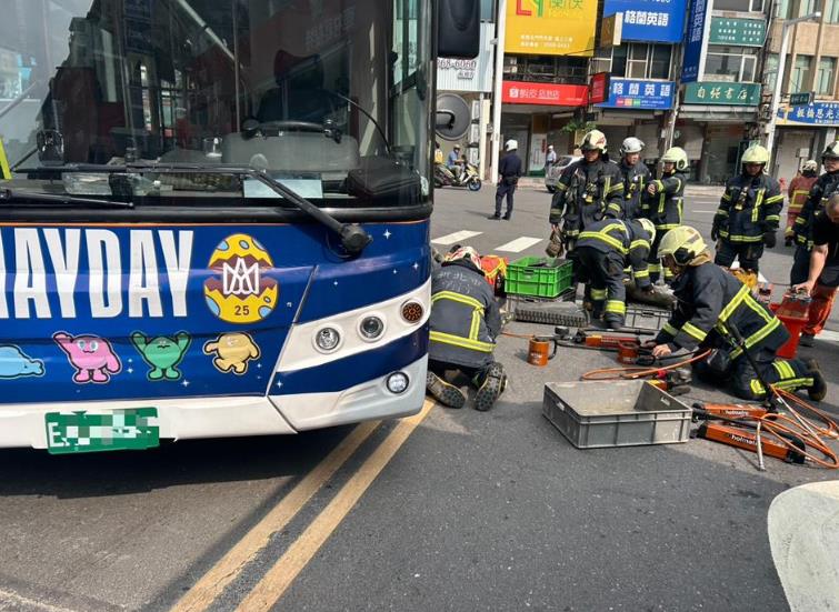 快新聞／前妻助選兒遭公車輾斃　新北議員周勝考哽咽：真正的最後一次...