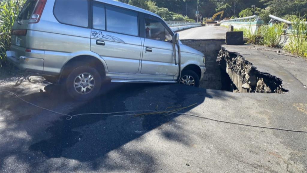 阿里山山美舊橋前驚見天坑　車卡洞口險掉入