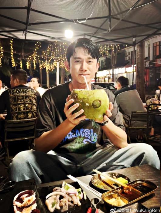 男星路邊「猛吸新鮮汁水」是吳慷仁!高調表態愛中國「消失1個月」現身