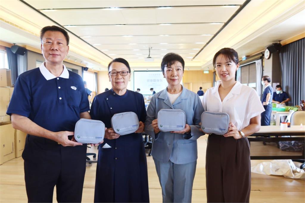 中美醫藥集團攜手慈濟    捐贈1430份健康隨身包