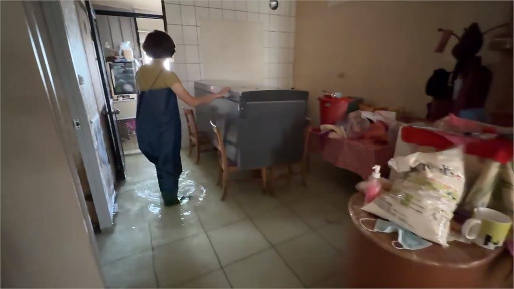 淹過防水閘門！宜蘭新群里民宅淹　一度超過一公尺高