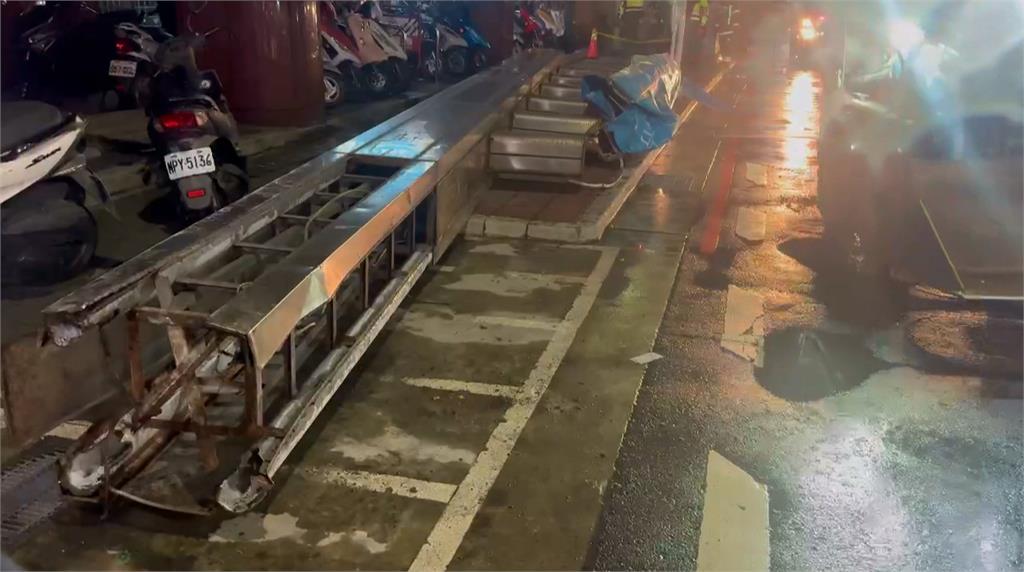 新北三重正義北路驚傳巨型招牌掉落　公車驚險閃過