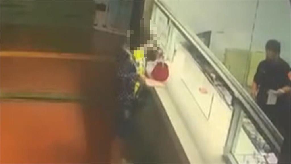 幫妳繳罰金！2通緝犯拘留室互換身分　法警眼尖認出「關回去」