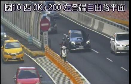 騎士誤闖國道危險行徑全都錄! 「立中柱、停槽化線」近5分鐘