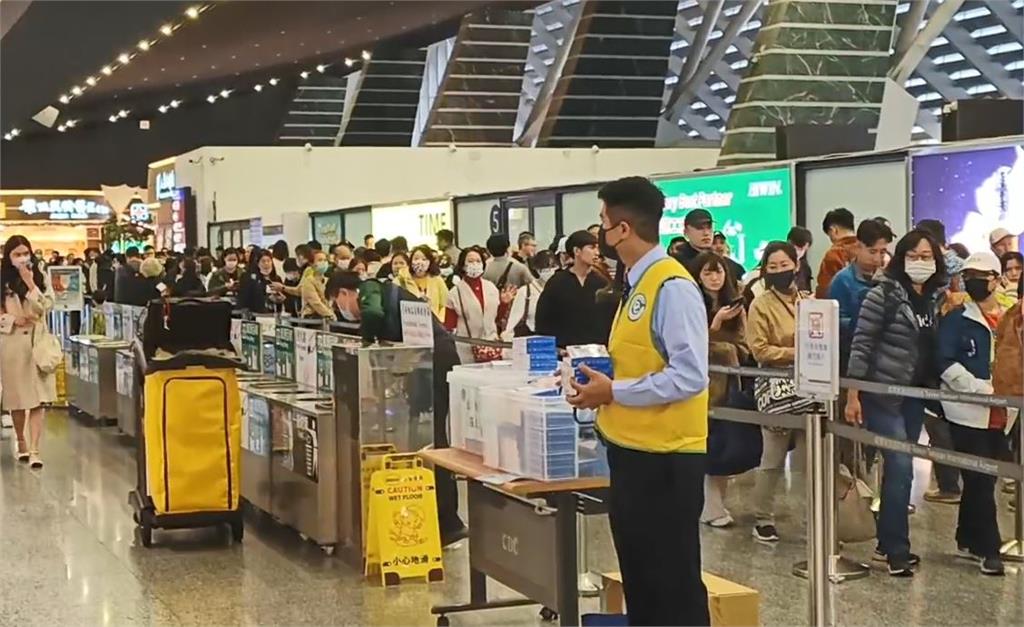 因應春節出入境潮 桃機定點定時發COVID-19快篩