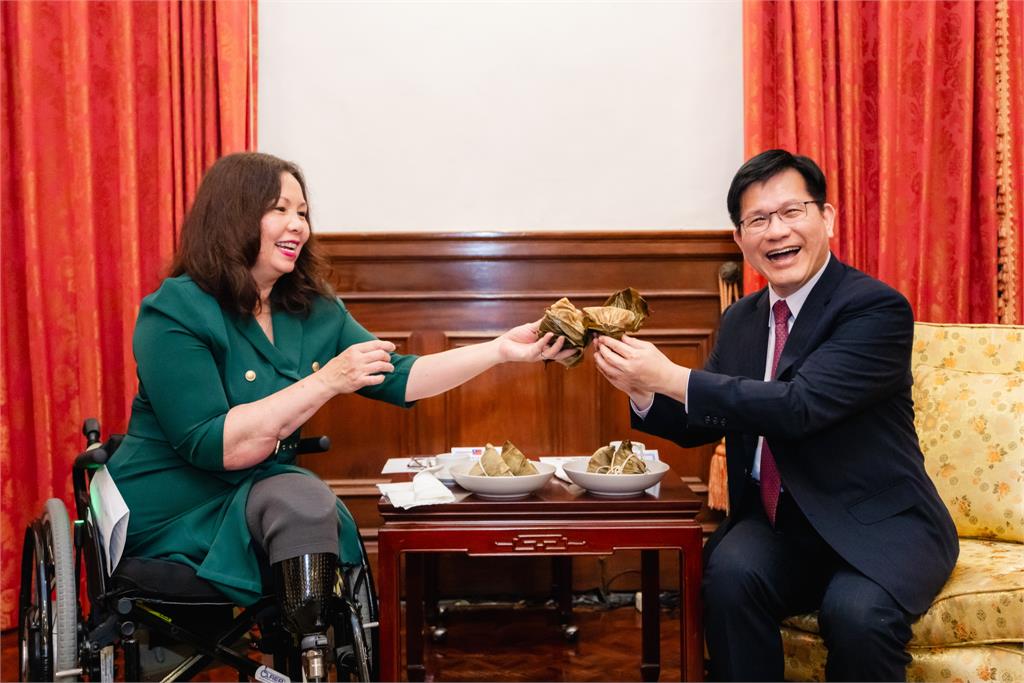 快新聞/美參議員達克沃絲來訪 林佳龍「粽子乾杯」提前歡度端午