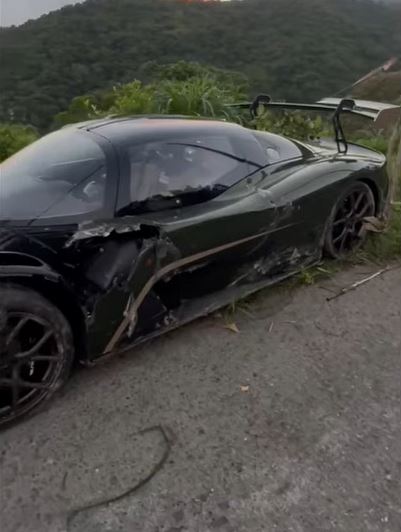 快新聞／手剎車沒拉？千萬跑車滑落山谷　驚悚畫面曝