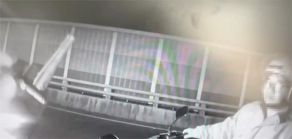 西濱驚魂！騎士玩命逆向奔馳內車道　目擊駕駛嚇壞