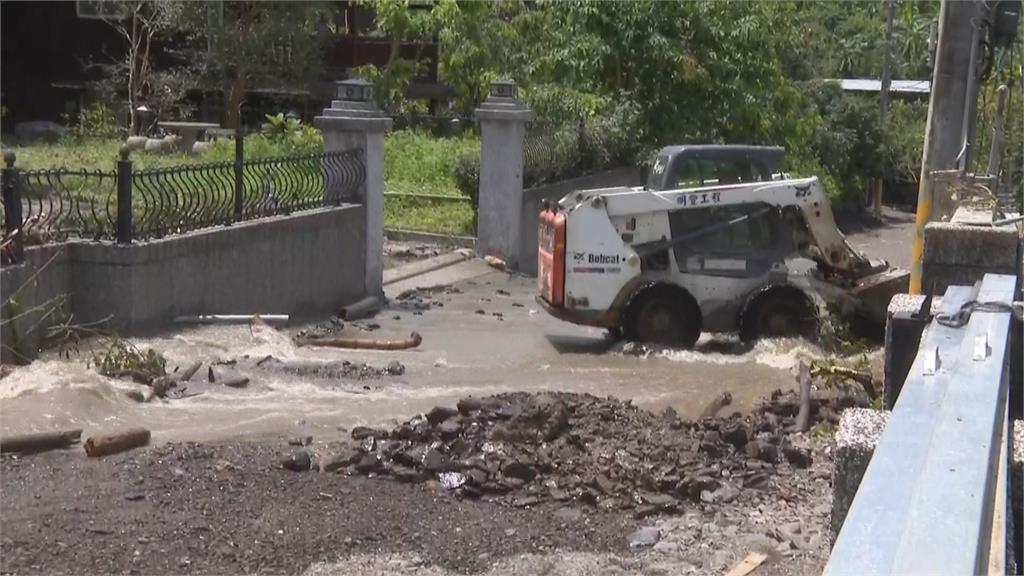 六龜不老溫泉土石四溢 國軍緊急協助清淤