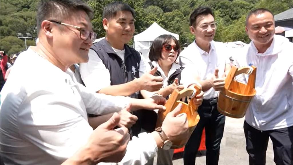 何欣純跑市場獲贈「包中」　端午搶票！江啟臣取午時水