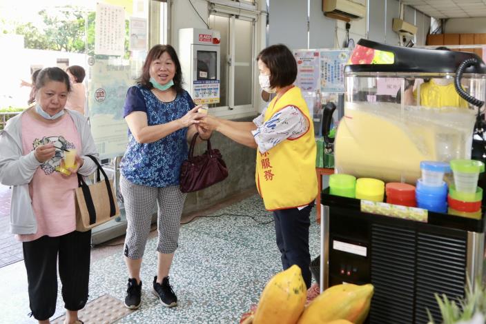 台南東山區公所首創貼心為民服務水果冰沙 行銷在地農產對抗酷暑