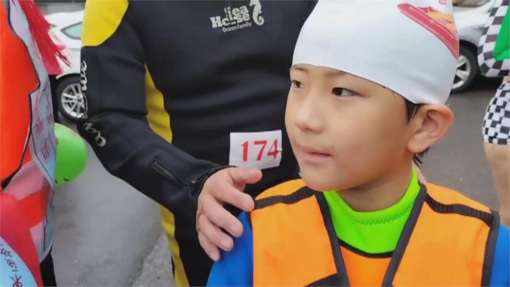 漫威英雄跳水囉！最小才7歲　野柳神明淨港百人跳水重磅回歸