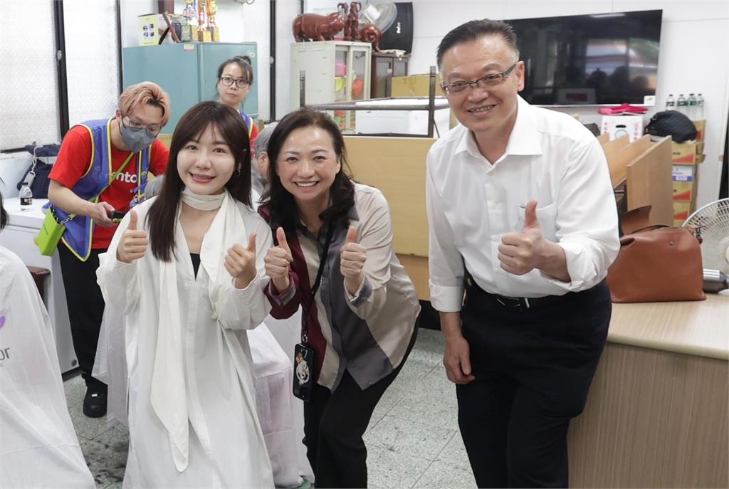 快新聞/愛心義剪傳遞溫暖 吳沛憶:踏實服務無懼罷免「陪伴中正萬華」