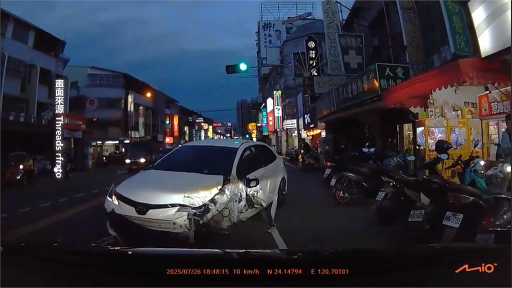 台中太平轎車逆向撞公車 車道限縮再釀擦撞事故