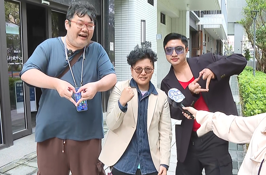 快新聞/比愛心嗨喊「巧芯巧芯得第一」! 吳靜怡宣示:罷免她我幫四叉貓剃光頭