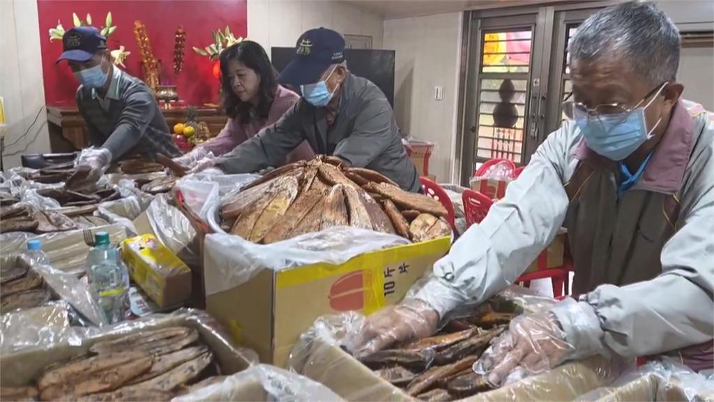 慶「溫王爺誕辰」廟埕撒平安糖　網笑稱：台版耶誕節