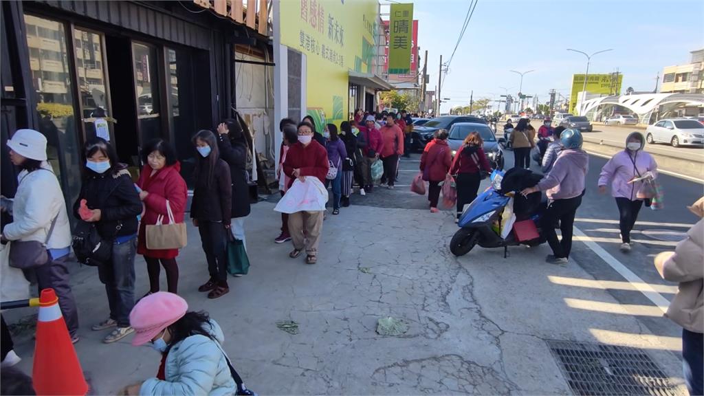 台中發送高麗菜吸引千人排隊　彰化推拔蘿蔔體驗