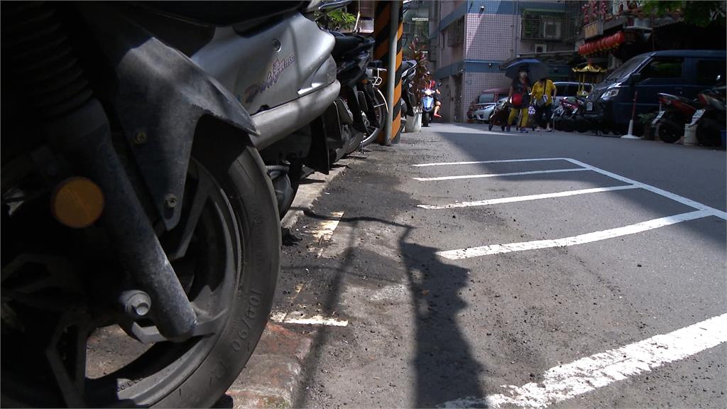 獨／這款鄰居！板橋男「看不順眼」　擅自挪移車格內機車