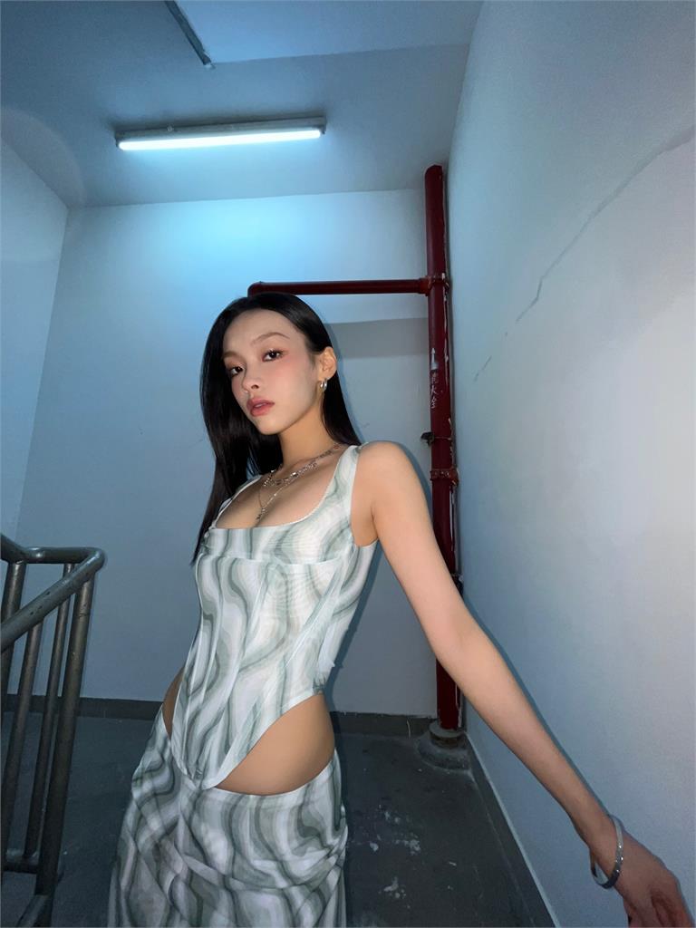 紅毯災難！中國女歌手極短毛衣「內衣外露」網批：不是露得多就叫辣