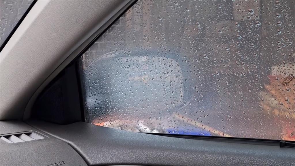 宜蘭自撞車禍!貨卡衝撞路樹駕駛亡 轎車撞庇護島翻覆