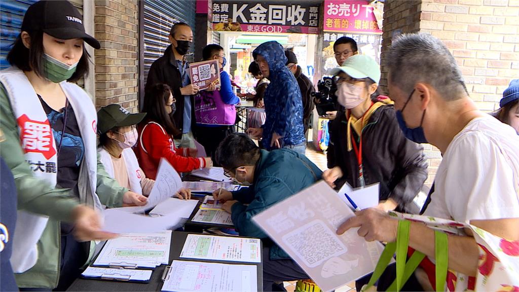 罷免王鴻薇.徐巧芯團體快閃連署 網紅八炯站台聲援還發「這東西」
