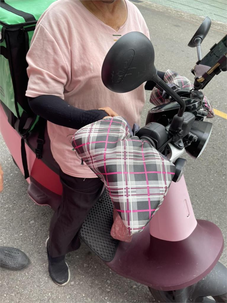 被80歲阿嬤外送員攔下!送餐找不到路惹心疼 買晚餐被外送員攔下!她一看是「80歲阿嬤送餐找不到路」好心疼