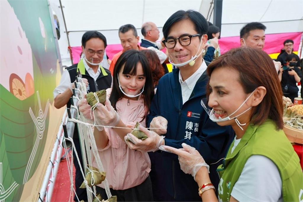 快新聞/陳其邁親手包粽迎端午 笑喊:下任市長每年都要來