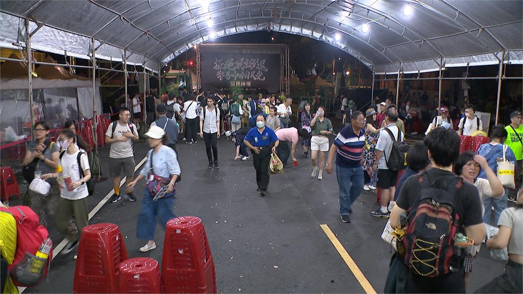 週五青鳥集結逾3萬人　散場展現秩序如「搶收椅子大賽」