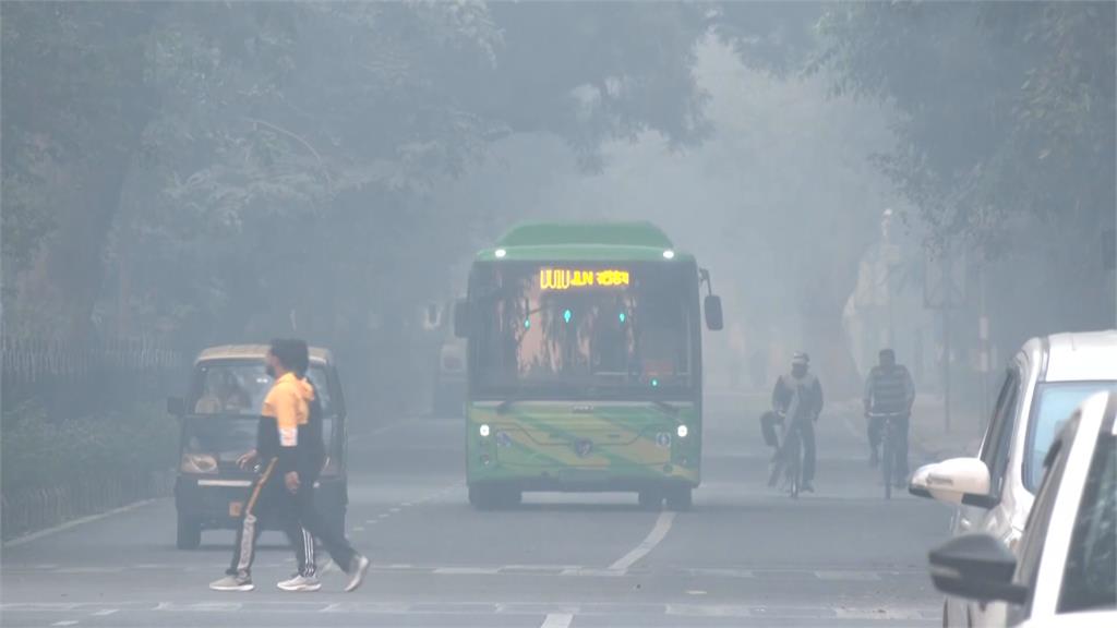 印度每年秋冬空污嚴重　大批民眾不滿　印度門前抗議