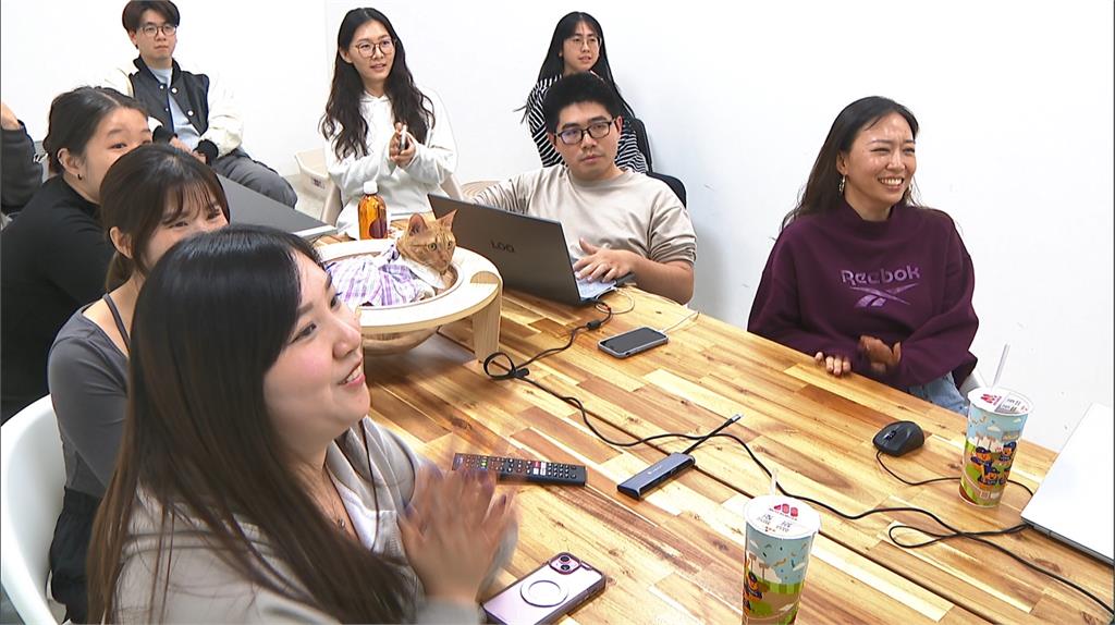 不用上班！會議室吶喊看球賽　寵物公司佛心老闆揪員工應援
