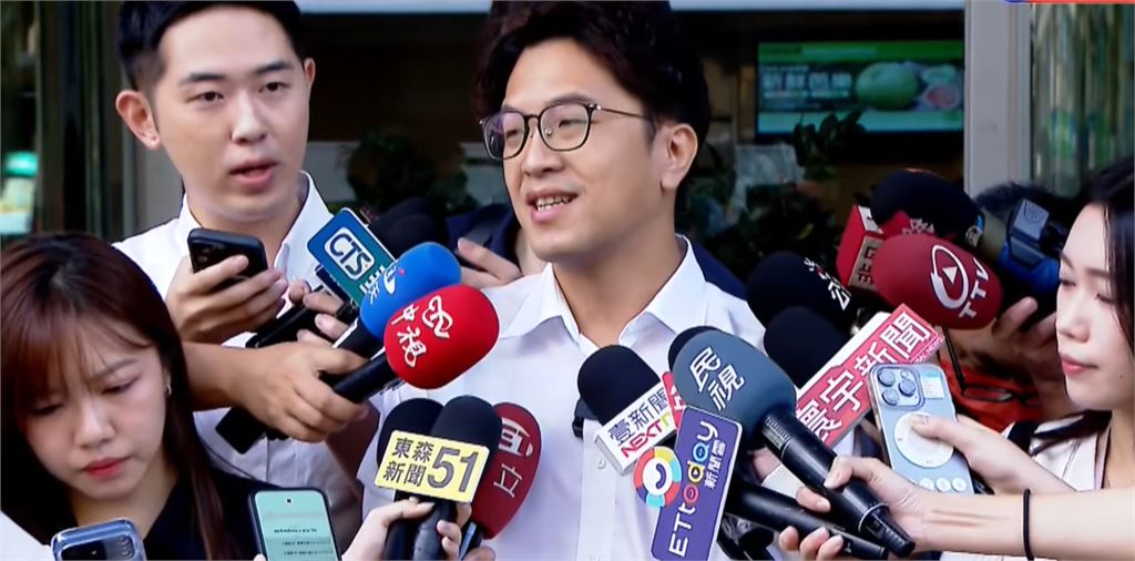 趙少康二訪沈伯洋／掃街受傷狂被扶「沈伯洋休息大回血」狀態曝！遭揪1幕網心疼：太忙