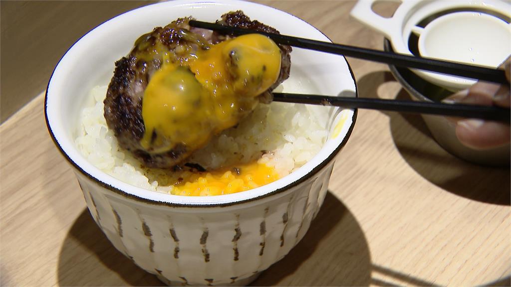 和牛漢堡排淋上生蛋黃 口感豐富多層香氣