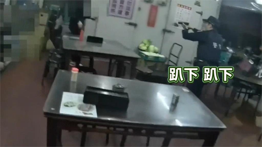 群毆打進餐廳！　惡煞拿椅子砸人　警拔槍威嚇