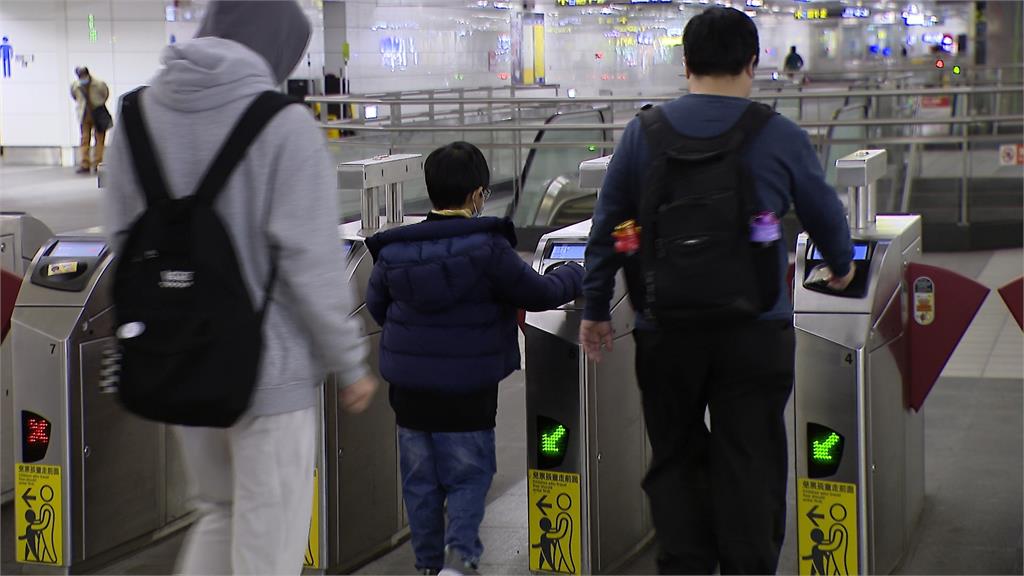 媽媽推娃娃車進洗手間忘拿包 下一秒婦人進去偷財物還丟包