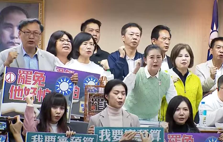快新聞/揭穿國民黨陰謀?吳思瑤怒轟藍委「偷渡」選罷法 奪取人民罷免權