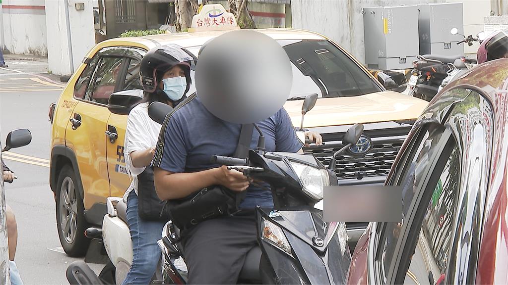 別再滑手機了! 北市滑手機開罰逾「4千件」