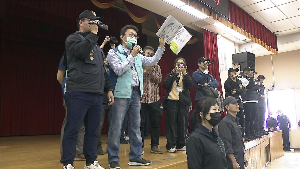 反對社子島區段徵收! 自救會翻桌陳抗與警對峙
