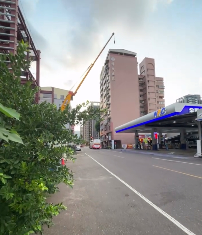 危險！高雄工地下班「吊臂未收」伸向馬路　工務局出手了