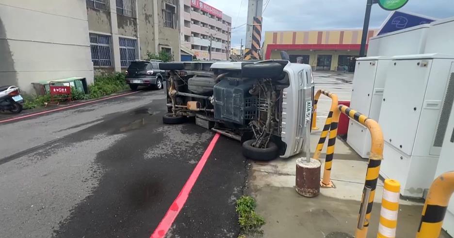 雲林口湖側得17級風全台最大 北港貨車被掀翻