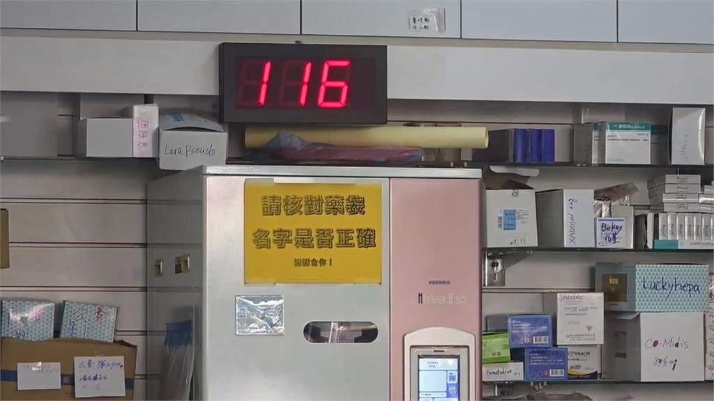 火爆! 女藥師疑不滿同事「發藥順序」 藥局咆哮拍桌 衝突場面全都錄