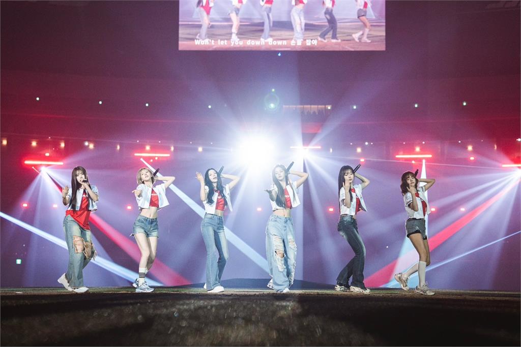 中職(影)/千萬流量神曲登台!韓國女團NMIXX站台味全、首度攻蛋表演精華曝