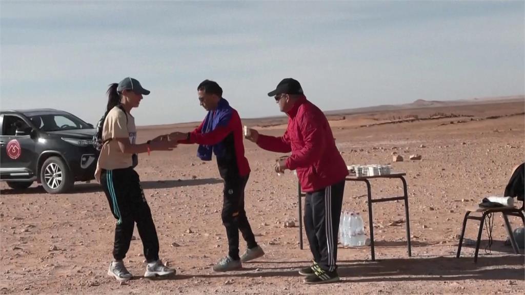 北非阿爾及利亞舉辦「沙漠路跑賽」　跑者慕名挑戰感受異國風情