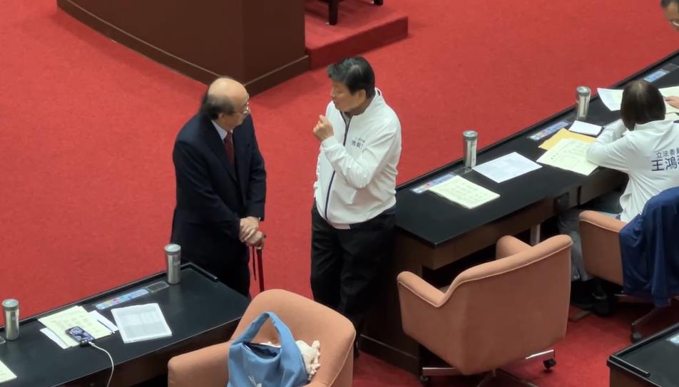 快新聞/花蓮官邸被搜索傅崐萁人在立院!手插口袋神色自若和「他」聊天 畫面曝