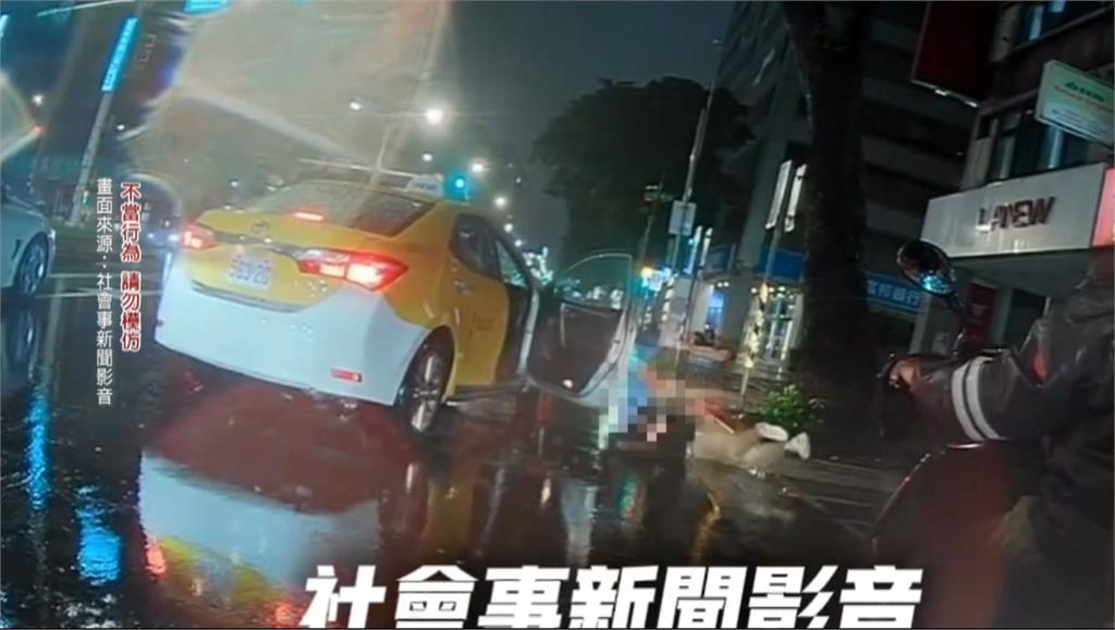 扯！醉男雨天攔不到計程車　竟衝路中抓機車後照鏡要騎士載他回家