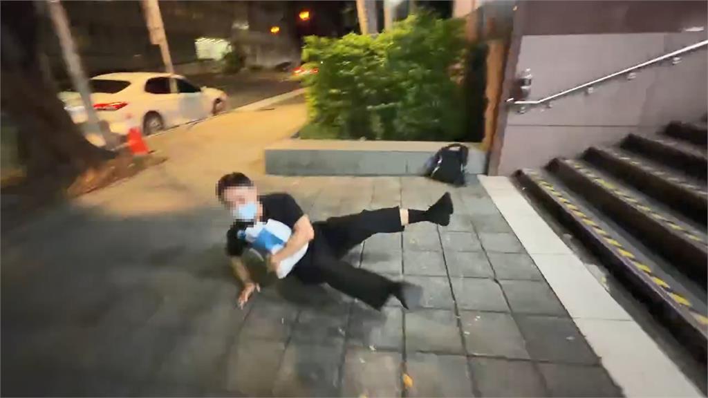 快新聞／還敢跑！警務正涉毒北檢狂奔「自信一跳」糗了　記者笑：吸「ㄎ一ㄤ」了嗎？