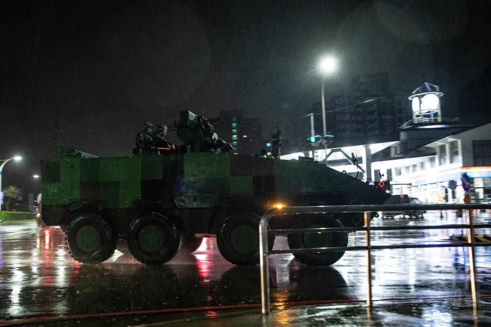 快新聞／情人節也不畏風雨！ 陸軍關指部、甲車現身淡水街頭訓練