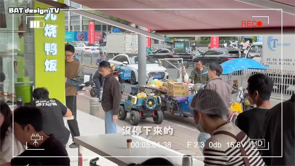 台妞遊深圳驚見「機車騎人行道飆車奇景」被嚇爛　網笑：那是電動自行車