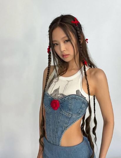 盤點7套 Jennie的「Chanel 山茶花搭配」！從紅毯到私服穿搭　人間香奈兒不是說假的！